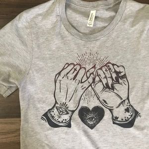 witchy hands tee🖤🌚🤙